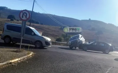 Απίστευτο τροχαίο στα Ιωάννινα: Δύο αυτοκίνητα συγκρούστηκαν, το ένα «ανέβηκε» πάνω στο άλλο