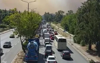Φωτιά στο Χαϊδάρι: Διακοπή κυκλοφορίας στη Λεωφόρο Αθηνών από τα διυλιστήρια έως την Ιερά Οδό