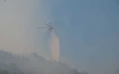 Οι φωτιές σβήνουν, αλλά ο κίνδυνος παραμένει: Μελτέμια, 40άρια και Red Code για μεγάλες πυρκαγιές