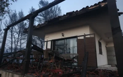 Φωτιά στη Σίβηρη: Κρατήθηκε παρά τις μεγάλες ριπές – «Ξεπεράσαμε το κακό». Κάηκαν σπίτια και αυτοκίνητα