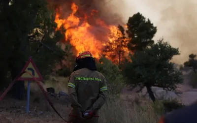 Κόλαση στη Δυτική Αττική: Εκκενώνουν την Ψάθα καθώς οι φλόγες πλησιάζουν τα σπίτια