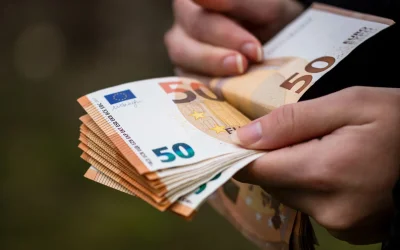 Στο στόχαστρο της ΑΑΔΕ οι μεταφορές χρημάτων σε κοινούς λογαριασμούς: Πότε θεωρούνται άτυπες δωρεές