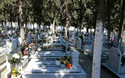 Αναστάτωση σε κοιμητήριο της Λαμίας: Μητέρα νόμιζε ότι είχαν κλέψει τη σορό του γιου της