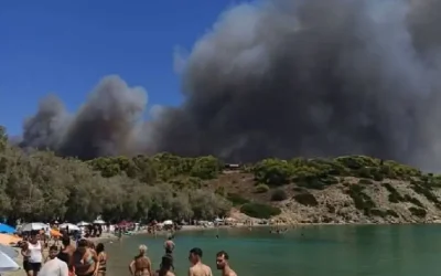 Από οικόπεδο με σκουπίδια ξεκίνησε η πυρκαγιά στα Περιστέρια Σαλαμίνας – Δύο νεκροί και εννέα τραυματίες