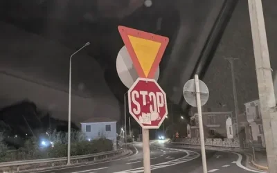 Διχάζει το ελληνικό Reddit η «σουρεαλιστική» οδική σήμανση με STOP και τρίγωνο προτεραιότητας