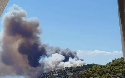 Διπλό πύρινο μέτωπο στη Σαλαμίνα: Εκκένωση οικισμών και μεγάλη κινητοποίηση