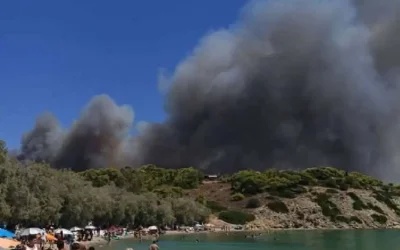 Δύο μέτωπα φωτιάς στη Σαλαμίνα: Εκκενώσεις σε Περιστέρια, Σελήνια και Κολώνες