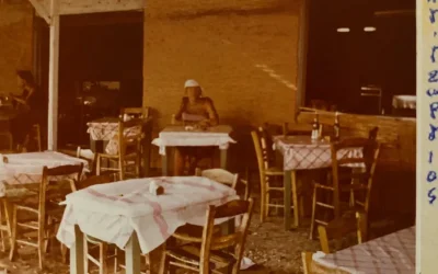 «Εισιτήρια δεν κλείναμε ποτέ»: Αναμνήσεις από τα καλοκαίρια στις Κυκλάδες μιας άλλης εποχής