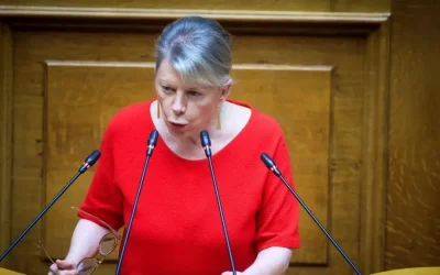 Έλενα Ακρίτα: Η ενδοοικογενειακή βία δεν είναι θέμα για «μανταλάκια» – Έκκληση για σεβασμό στην ιδιωτικότητα