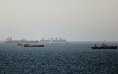 Ελληνόκτητο πλοίο χτυπήθηκε στα Στενά του Ορμούζ – Ένας νεκρός