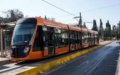 Τρόμος στο Τραμ στη Βούλα: Επίθεση με αιχμηρό αντικείμενο κατά επιβατών