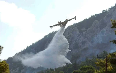 Αιγιάλεια: Μήνυμα του 112 για εκκένωση τεσσάρων οικισμών – Μάχη με τις φλόγες από αέρα και ξηρά