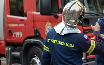 Φωτιά σε εγκαταλελειμμένο κτίριο στο κέντρο της Θεσσαλονίκης