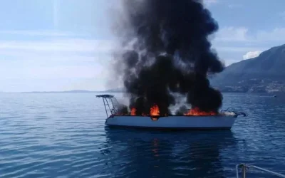 Φωτιά σε ταχύπλοο σκάφος στο Πόρτο Ράφτη: Μεταφορά επιβαίνοντα για προληπτικούς λόγους