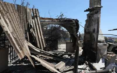 Φωτιά στη Σαλαμίνα: Αμέλεια ηλικιωμένης στα Περιστέρια, ενδείξεις εμπρησμού στα Σελίνια