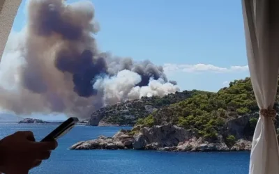 Φωτιά στη Σαλαμίνα: Διπλό μέτωπο και μηνύματα εκκένωσης από το 112