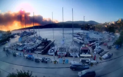 Φωτιά στη Σκύρο: ανεξέλεγκτη η κατάσταση, εκκενώθηκαν δύο οικισμοί