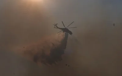 Φωτιά στη Σκύρο: Μάχη σε δύο μέτωπα με ενισχυμένες δυνάμεις