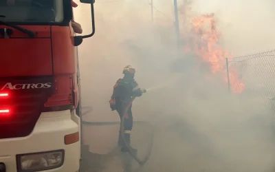 Φωτιά στην Άνδρο: μήνυμα του 112 για ετοιμότητα, μάχη στον Κάτω Απρόβατο