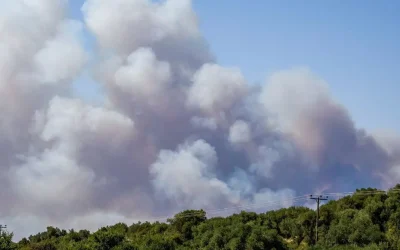 Φωτιά στον Σολομό Κορινθίας: Επιχειρούν ισχυρές δυνάμεις και εναέρια μέσα