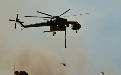 Μάχη με τις φλόγες στη Δυτική Αττική: Κρίσιμες ώρες στο Κανδήλι