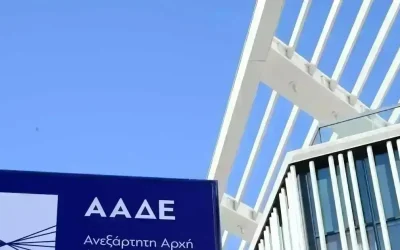 Η ΑΑΔΕ εντόπισε φοροδιαφυγή σε σχεδόν ένα στα δύο τουριστικά σκάφη στη Σαντορίνη