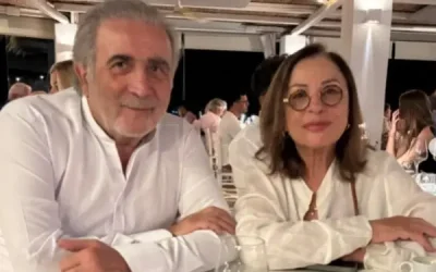 Η αινιγματική ανάρτηση του Λάκη Λαζόπουλου με τη Χάρις Αλεξίου από την Πάρο