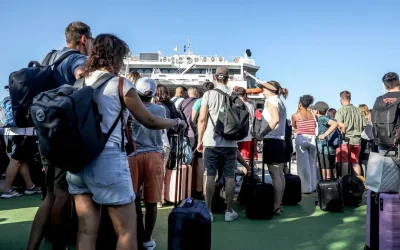 Η έξοδος του Αυγούστου συνεχίζεται: Άδεια η Αθήνα, αυξημένη κίνηση στα λιμάνια