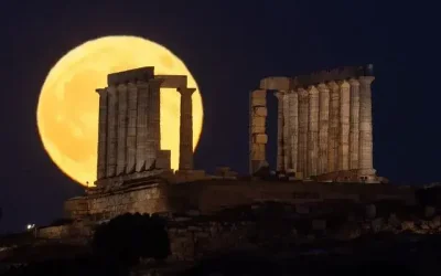 Η πανσέληνος του Αυγούστου 2026: Το «φεγγάρι του οξύρρυγχου» και οι ανοιχτοί αρχαιολογικοί χώροι