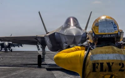Η «σκοτεινή» αποστολή του USS Abraham Lincoln που δοκιμάζει τις αντοχές του αμερικανικού ναυτικού
