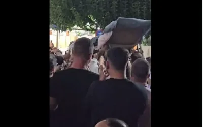 Ηλικιωμένη μετέφεραν σε ξαπλώστρα στο πανηγύρι των Μαργαριτών Μυλοποτάμου