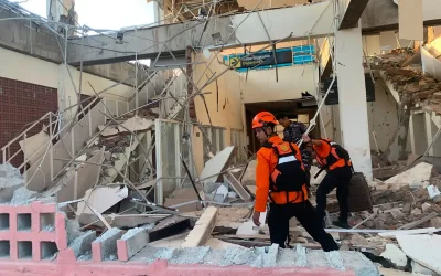 Ινδονησία: Πέντε νεκροί από τον σεισμό 7,7 ρίχτερ – καταρρεύσεις στη φλόρες