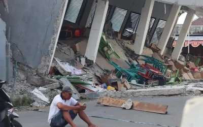 Ινδονησία: Τουλάχιστον 51 νεκροί και χιλιάδες εκτοπισμένοι από τον σεισμό των 7,7 ρίχτερ