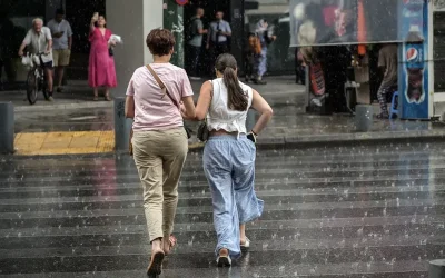 Καιρός Δεκαπενταύγουστου: Πτώση θερμοκρασίας και ενίσχυση ανέμων με καταιγίδες