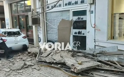 Κατέρρευσε τμήμα μπαλκονιού στο κέντρο της Θεσσαλονίκης – Ζημιές σε σταθμευμένο αυτοκίνητο