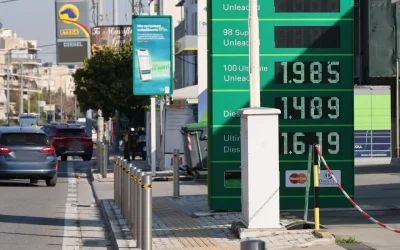 Καύσιμα: Τα 2 ευρώ «κανονικότητα» στις αντλίες, «παράθυρο» για μείωση ΕΦΚ υπό όρους