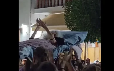 Κρήτη: Μετέφεραν ηλικιωμένη με ξαπλώστρα σε πανηγύρι για να μη χάσει το γλέντι