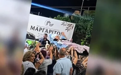 Κρήτη: Μετέφεραν γιαγιά με την... ξαπλώστρα στο πανηγύρι στις Μαργαρίτες Μυλοποτάμου