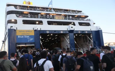 Κύμα εξόδου του Αυγούστου: Μποτιλιάρισμα σε λιμάνια, εθνικές οδούς και ΚΤΕΛ – Πάνω από 34.000 αναχωρήσεις μόνο από τον Πειραιά