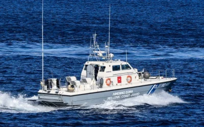 Βυθίστηκε καταμαράν στις Φλέβες Σαρωνικού: Συναγερμός για τη διάσωση 10 επιβατών