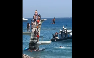 Λουόμενοι αγνοούν την απαγόρευση και κάνουν βουτιές από το τραμπολίνο στην παραλία Έλλη της Ρόδου