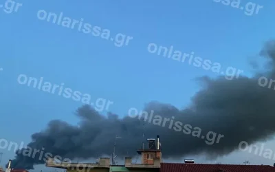 Μεγάλη φωτιά σε εργοστάσιο στη Λάρισα: Ενεργοποιήθηκε το 112 και διακόπηκε η κυκλοφορία