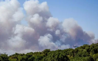 Δραματικές ώρες στη Χαλκιδική: Στις φλόγες σπίτια στη Σίβηρη – Εκκενώσεις με σκάφη και τζετ σκι