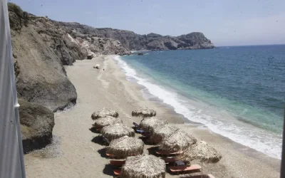 Μήλος: Αποκολλήθηκαν βράχοι στο Κλέφτικο, τραυματίστηκε τουρίστρια