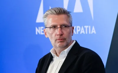 Ο Άκης Σκέρτσος αποχαιρετά τον Στέφανο Μάνο: «Τον αποχαιρετούμε με σεβασμό για τη τροχιά που χάραξε στα πράγματα»