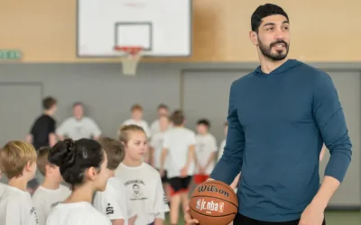 Ο Ενές Καντέρ ζητά εξηγήσεις από το WNBA για την απομάκρυνσή του από αγώνα