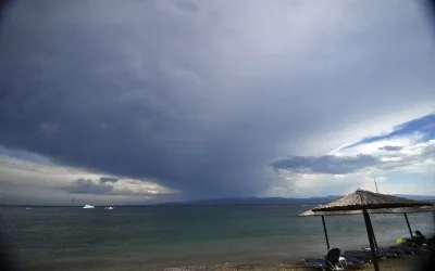 Ο καιρός την Πέμπτη 27 Αυγούστου: Αίθριος με νεφώσεις, τοπικές μπόρες και καύσωνα
