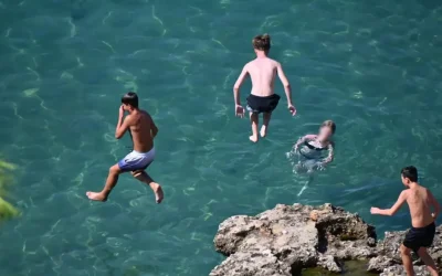 Ο καύσωνας επιμένει με 40άρια και υγρασία – Αφόρητη ζέστη μέχρι τα μέσα της εβδομάδας