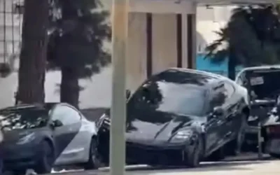 Οδηγός Porsche γκαζώνει ενώ το αυτοκίνητο ρυμουλκείται στο Λος Άντζελες