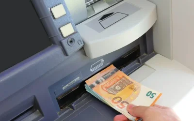 Οι Ευρωπαίοι «στοκάρουν» μετρητά στα σπίτια τους: Ανησυχία για πόλεμο, πυρκαγιές και κυβερνοεπιθέσεις